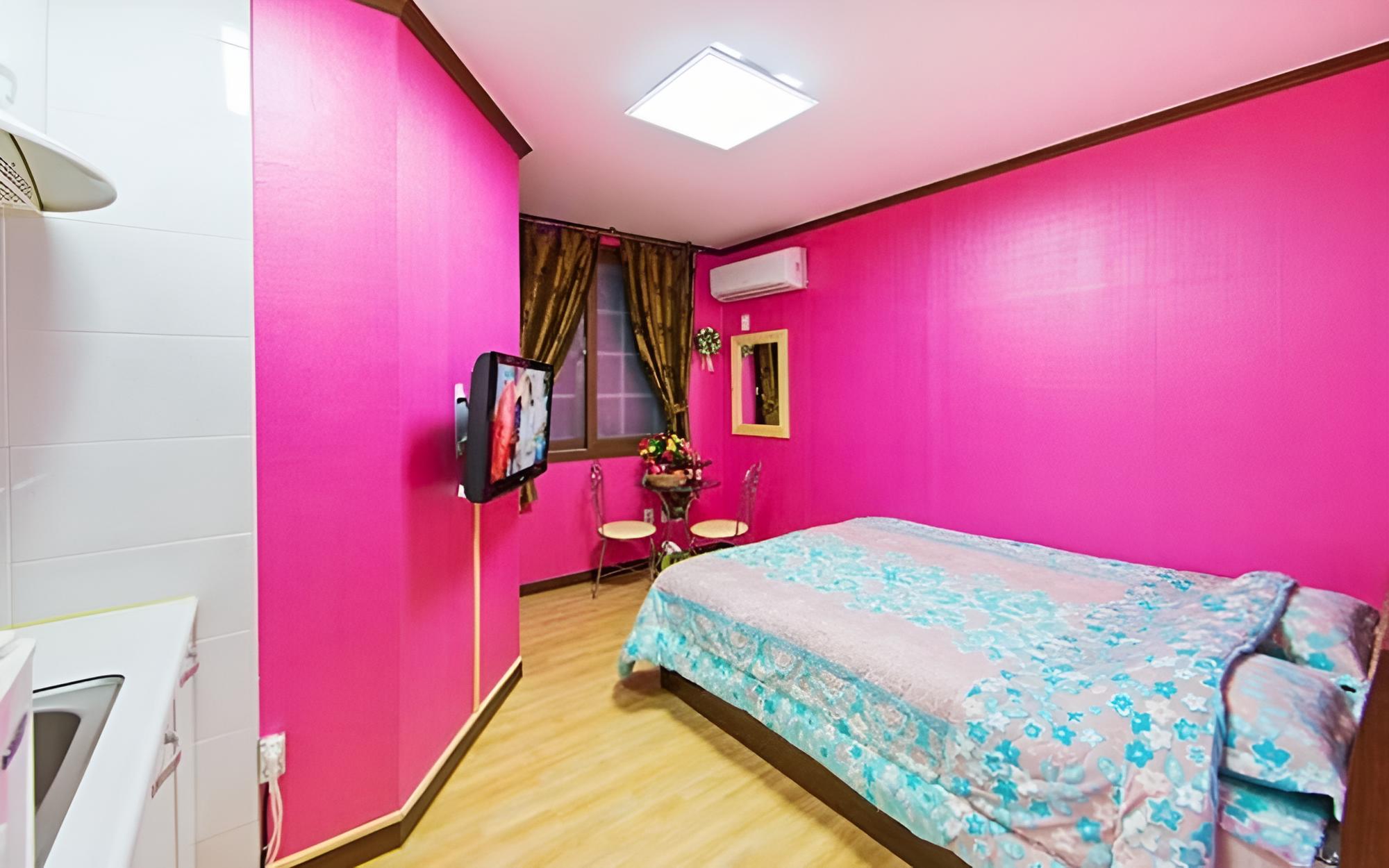 Room (Room 204)