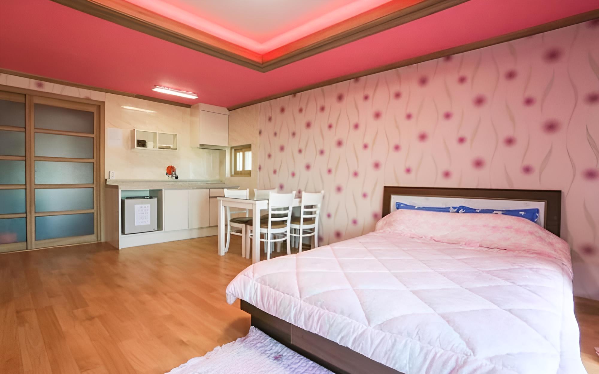 Room (Room 204 (Ondol Room))