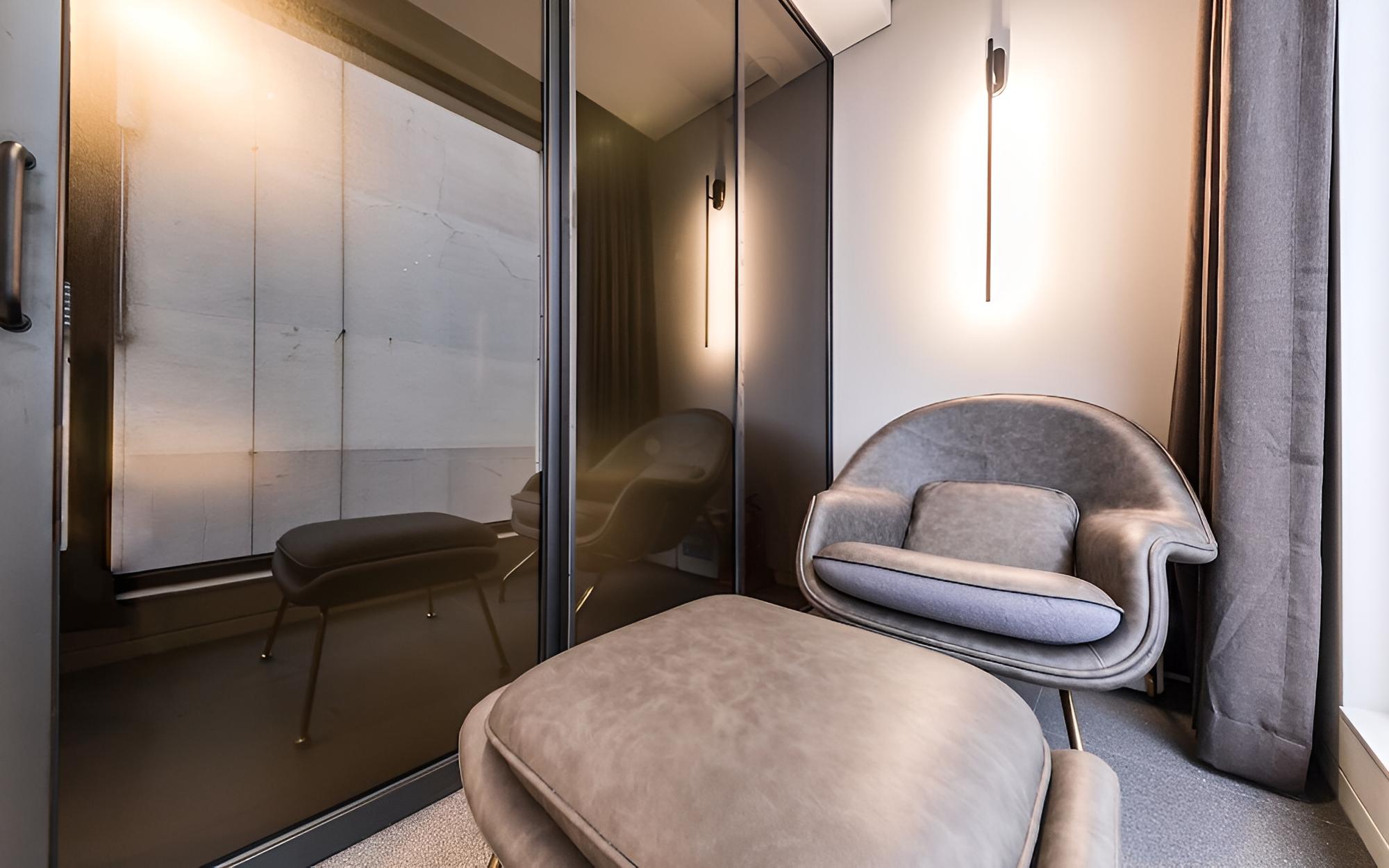 Room (Suite 2 (Styler Massage Chair))