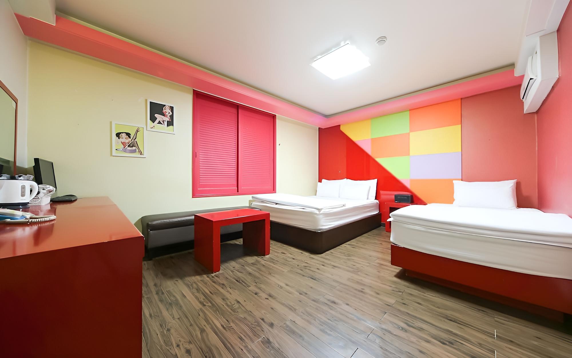 Room (Twin)
