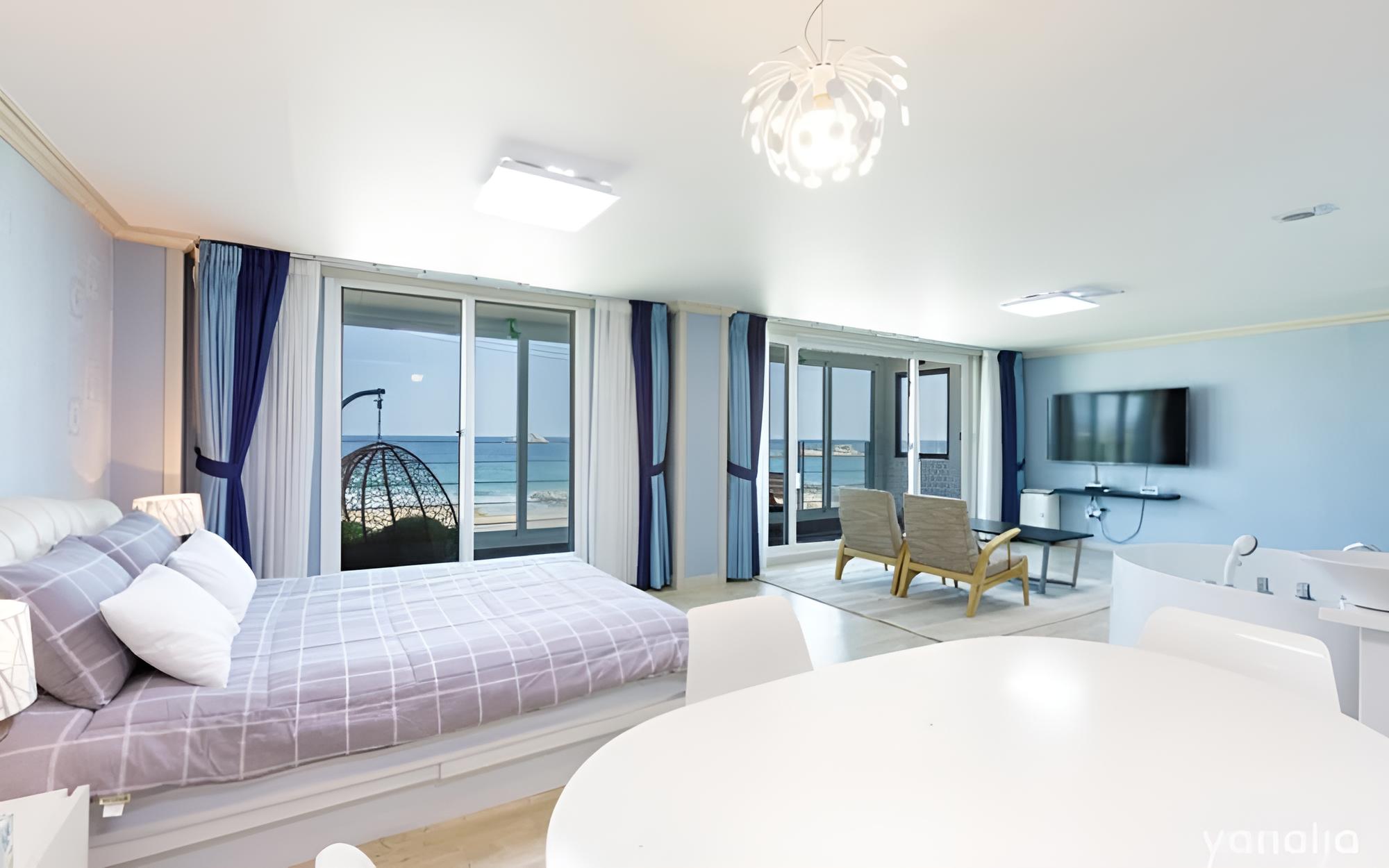 Room (Room 302 (Whirlpool Spa))