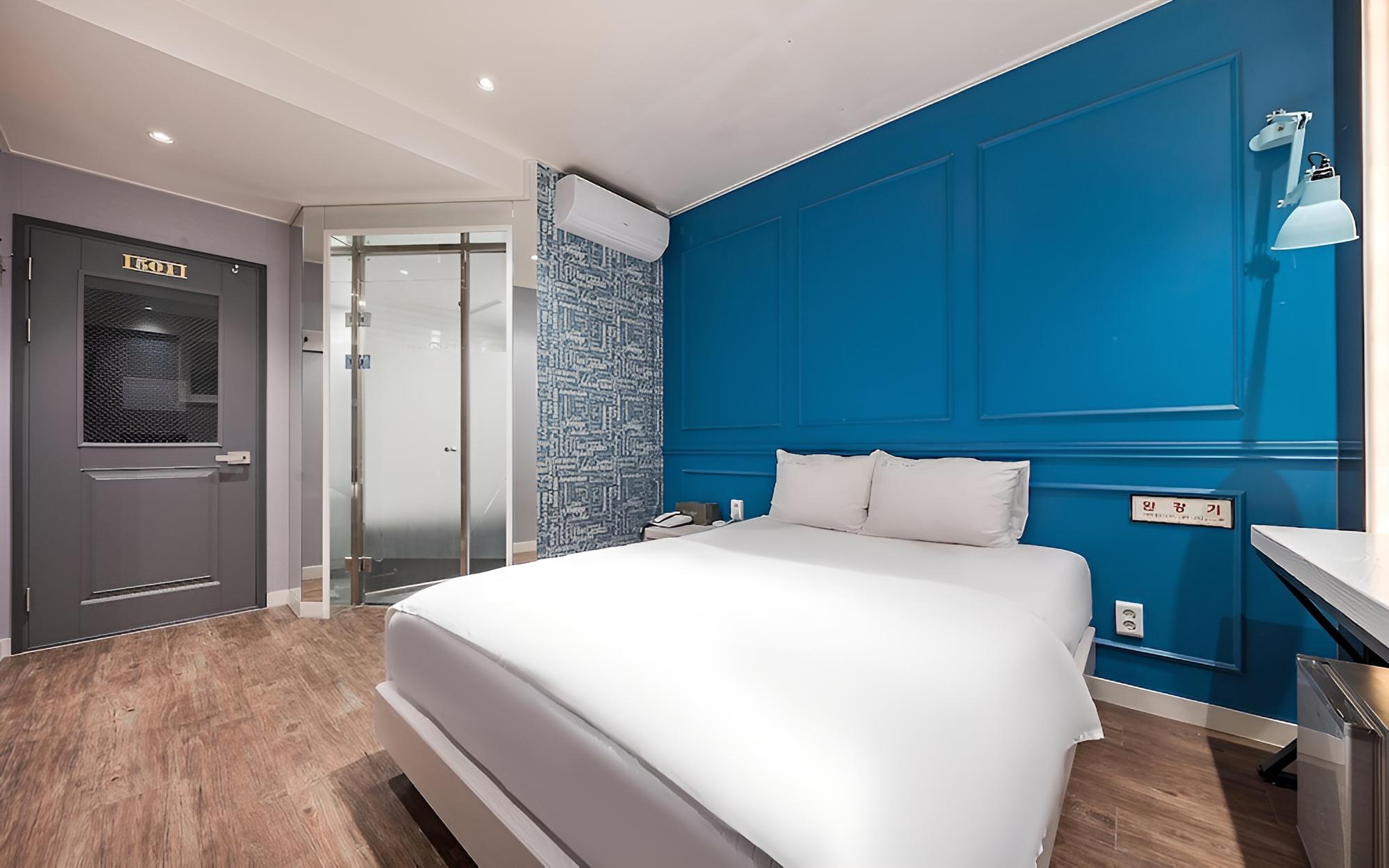 Room (Premium (OTT))