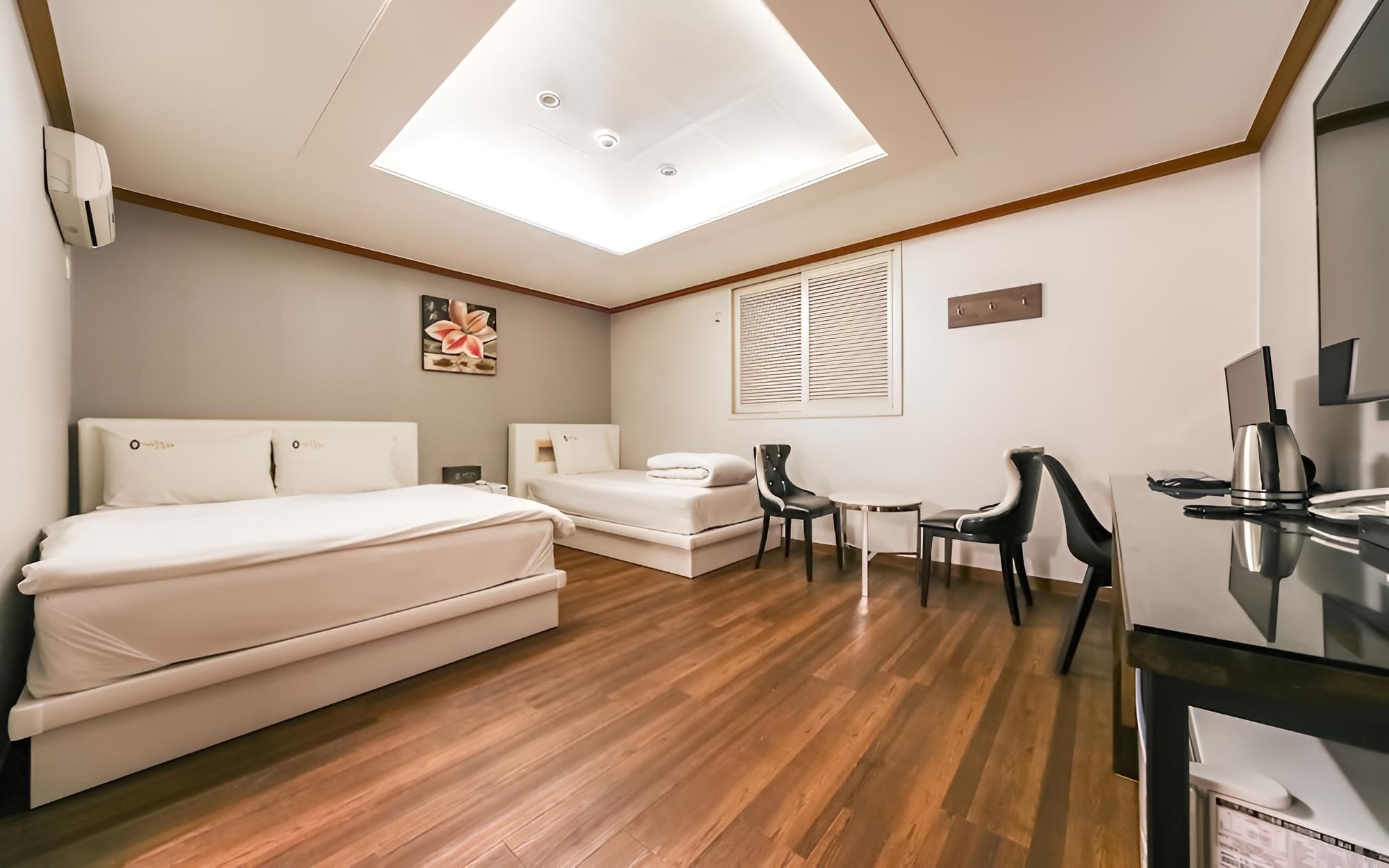 Room (Twin)