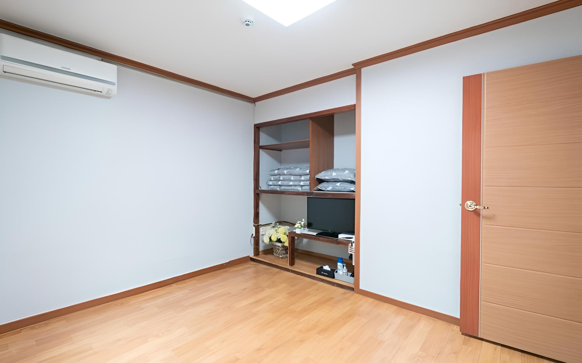 Room (Forsythia)