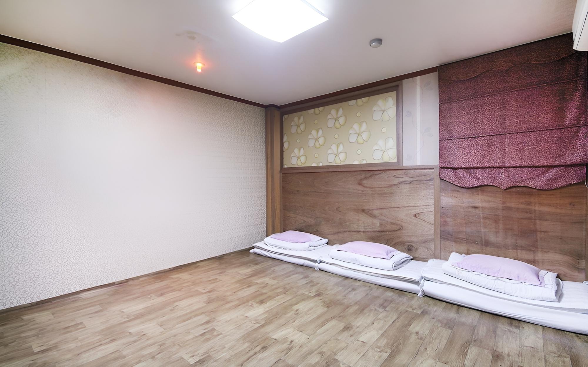 Room (Korean-style Ondol Room)