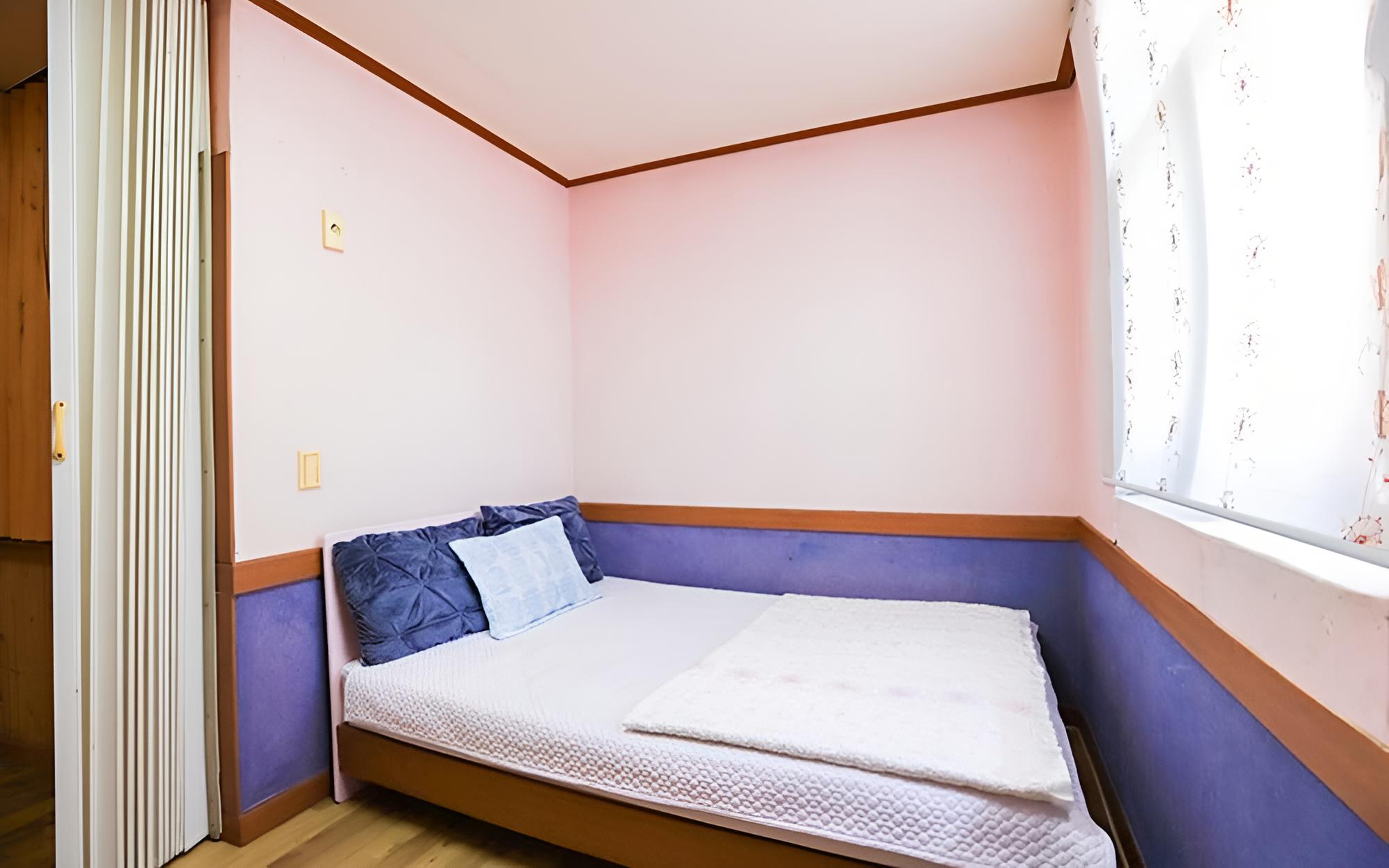 Room (Camomile)