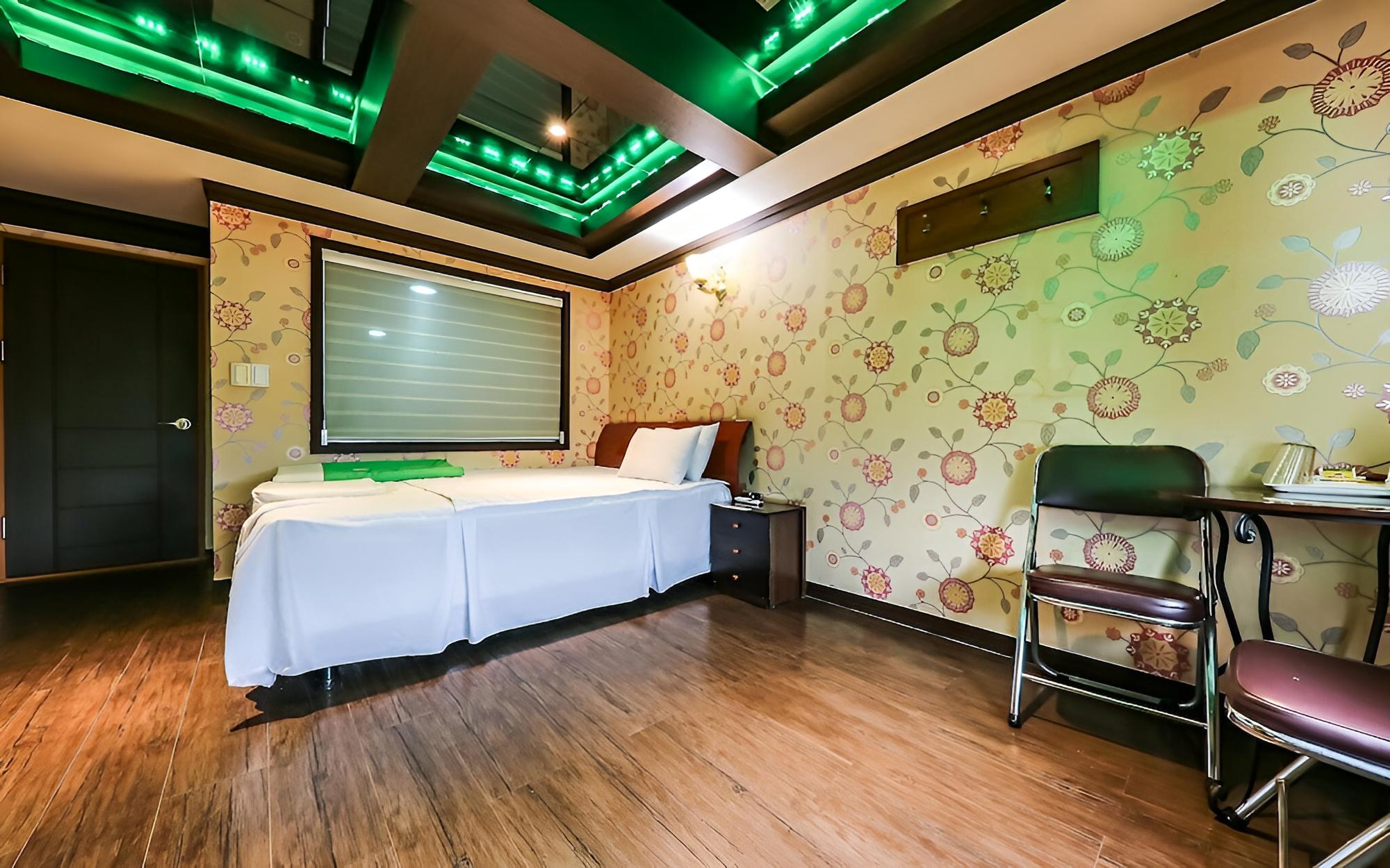 Room (Terrace)