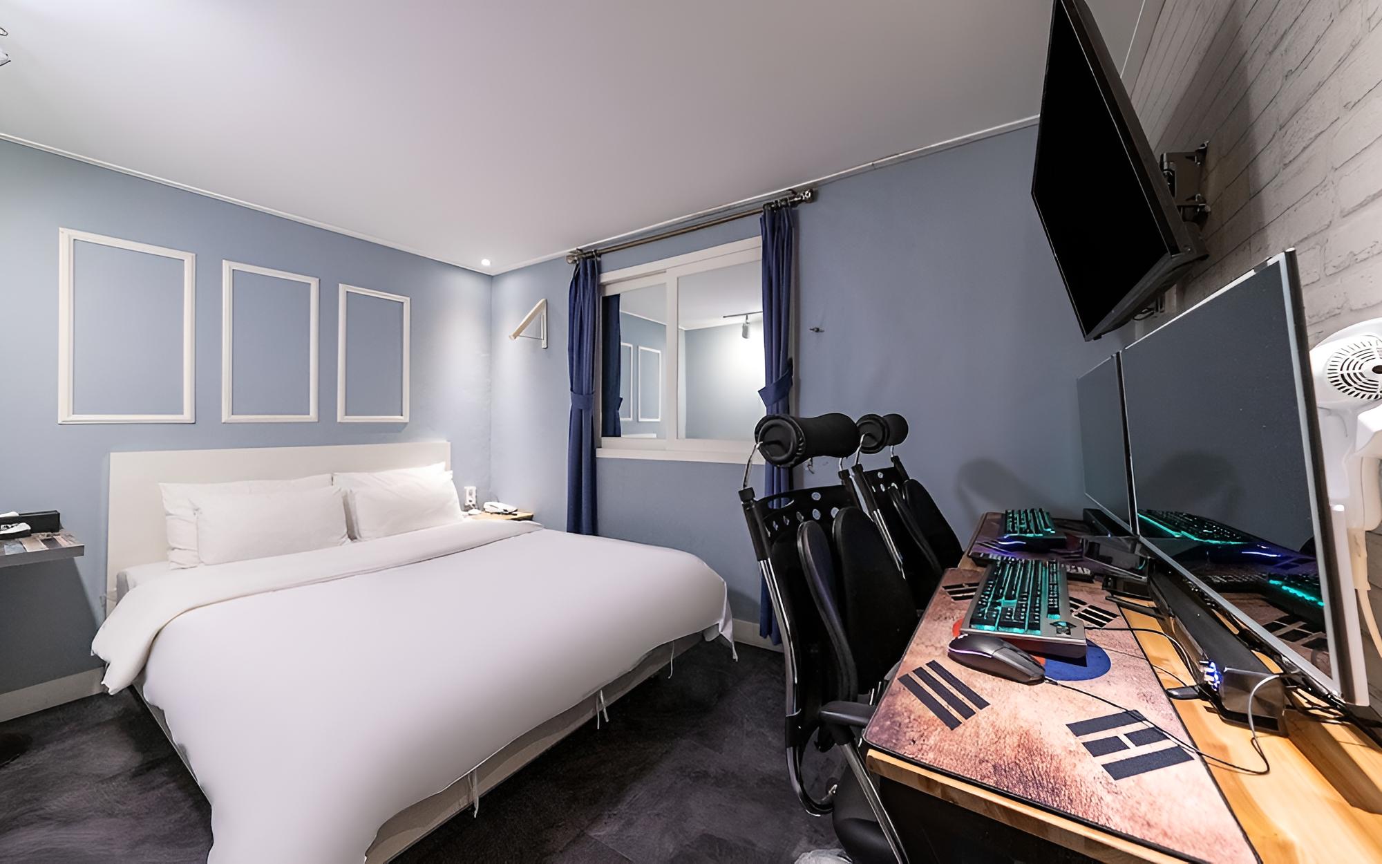 Room (Couple PC Room (High Performing PC))