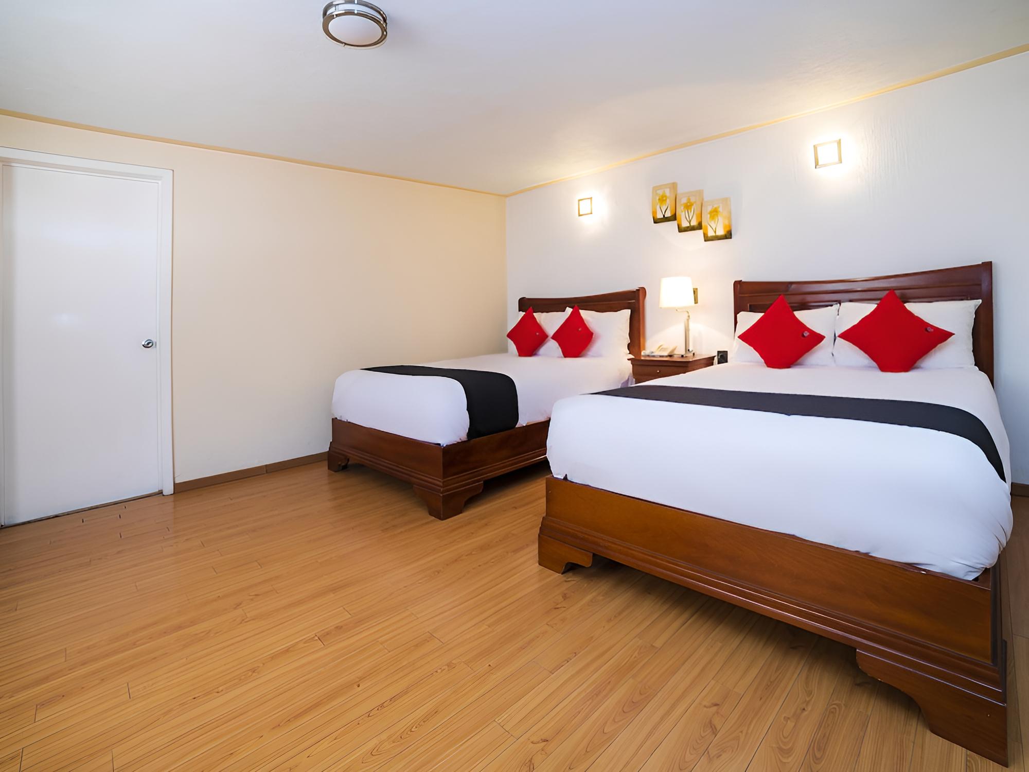Standard Room, 2 Queen Beds photo 3