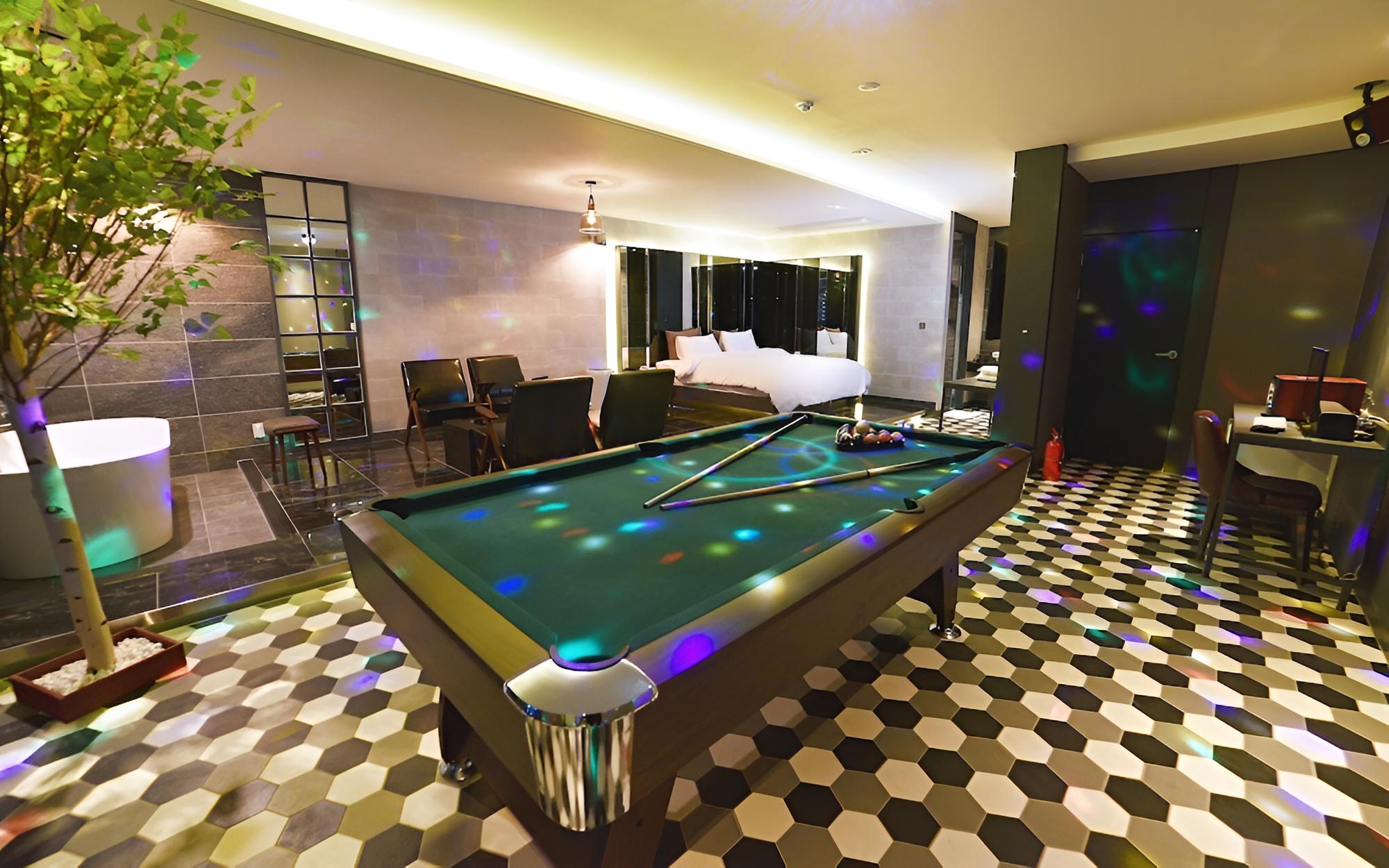 Room (Suite (Party billiard room styler equ) - Photo 6