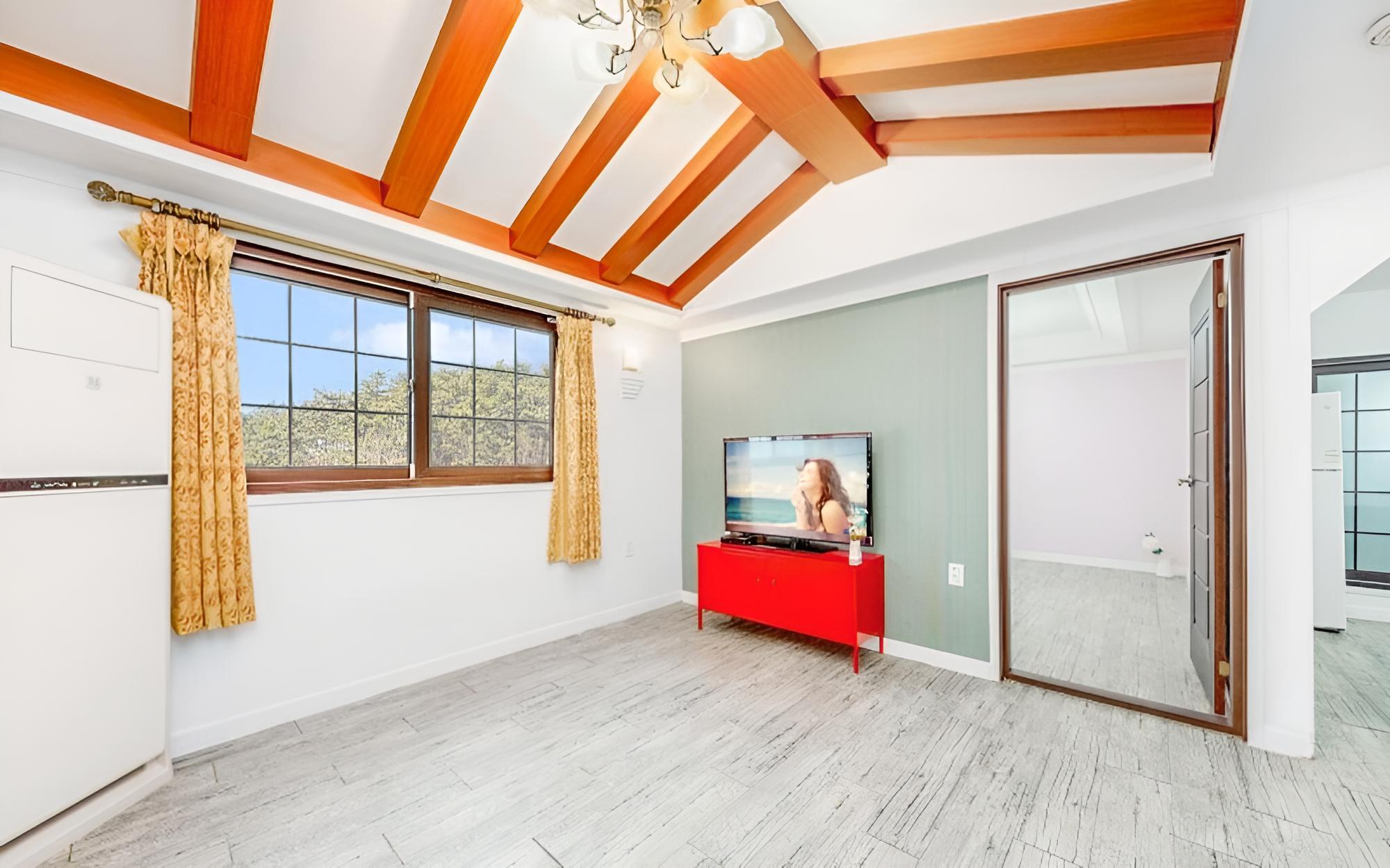 Room (Pine)