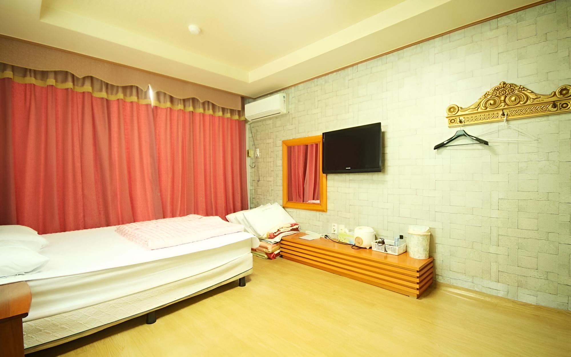 Room (Room 306)