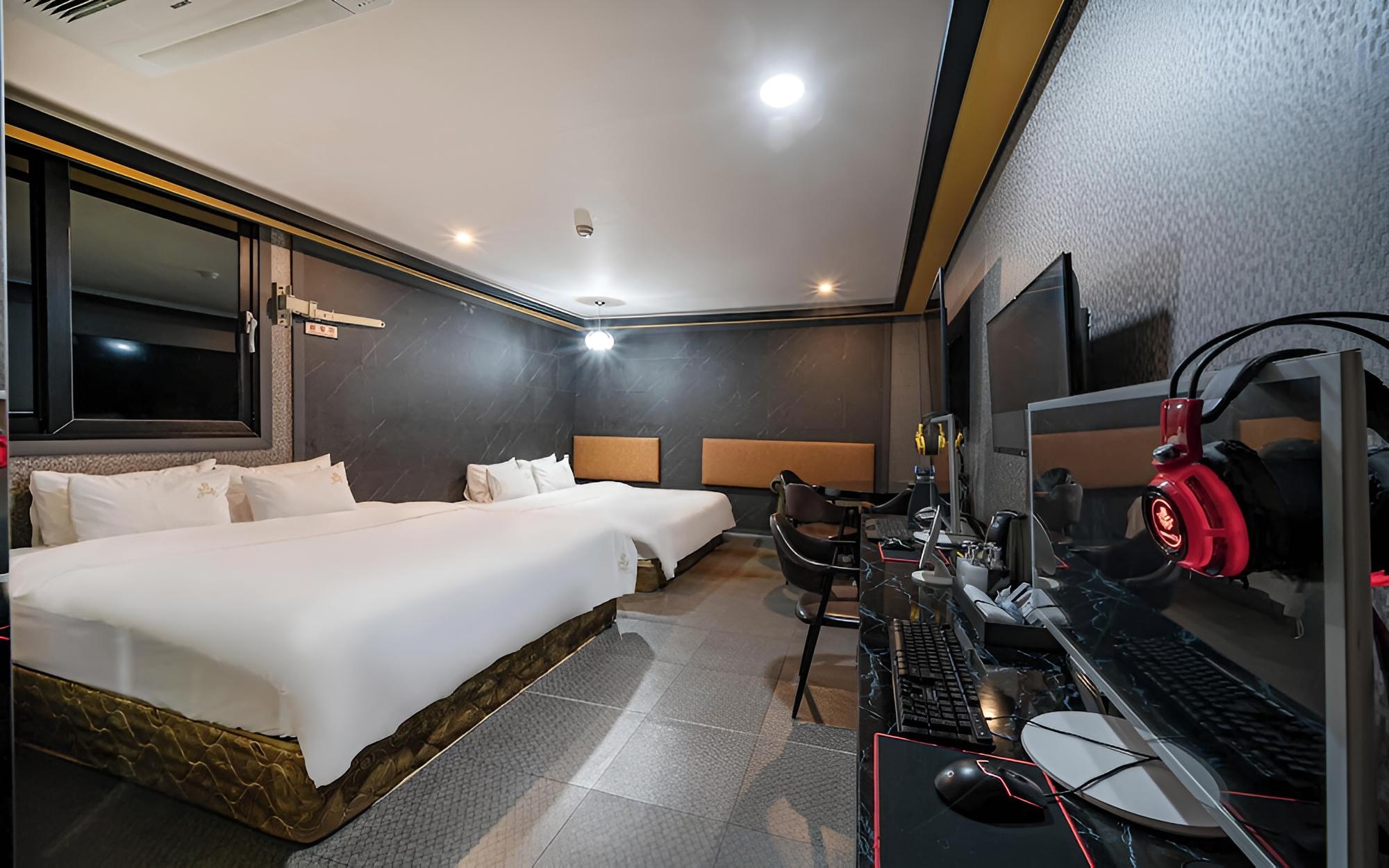 Room (Family room (karaoke + Netflix availa)
