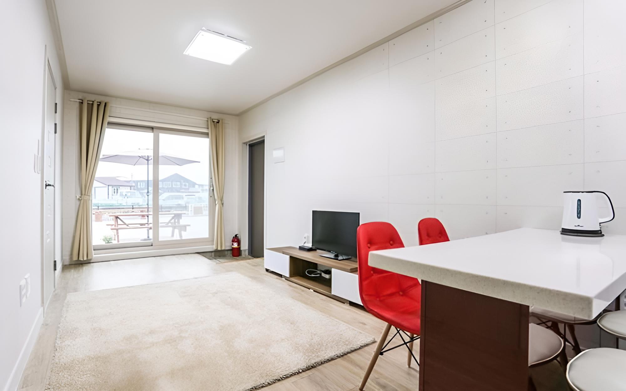 Room (Creek Flower Room (Family Room 1F))