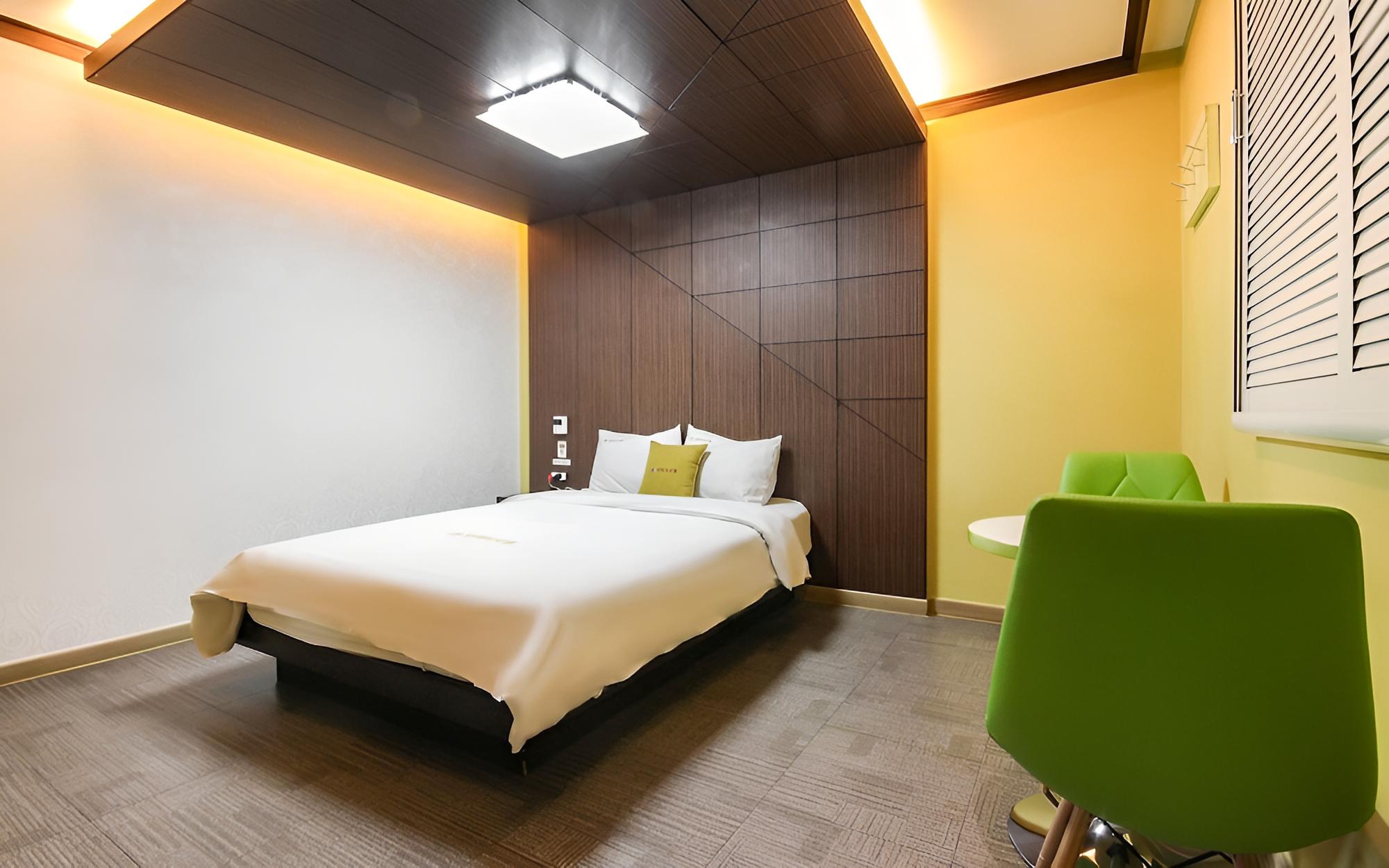 Room (Standard Room - Air Purifier (Netflix) - Photo 13