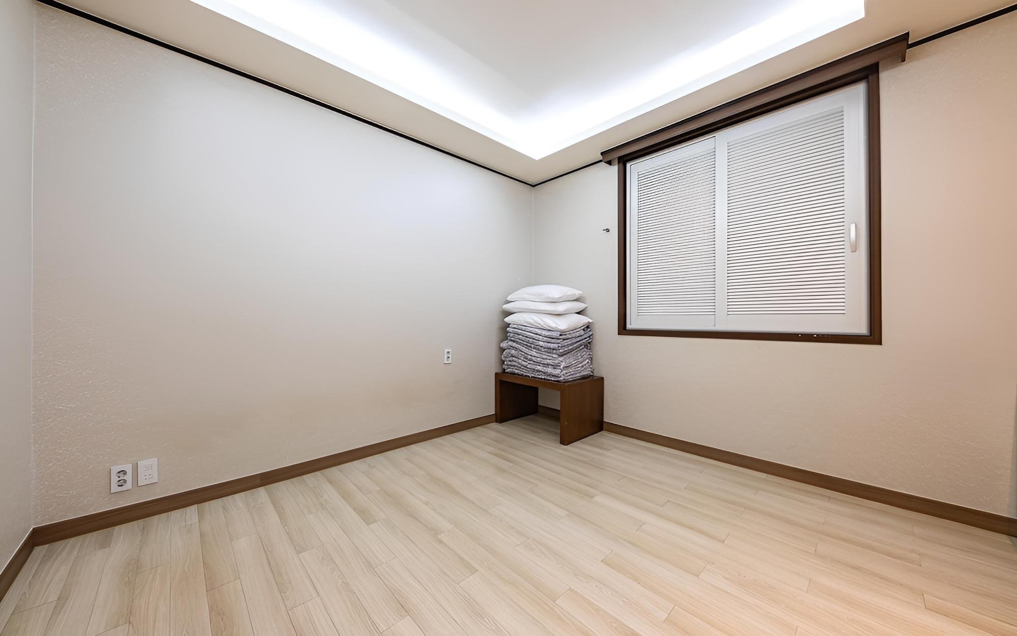 Room (Deluxe Korean Room (Bidet PC Netflix )