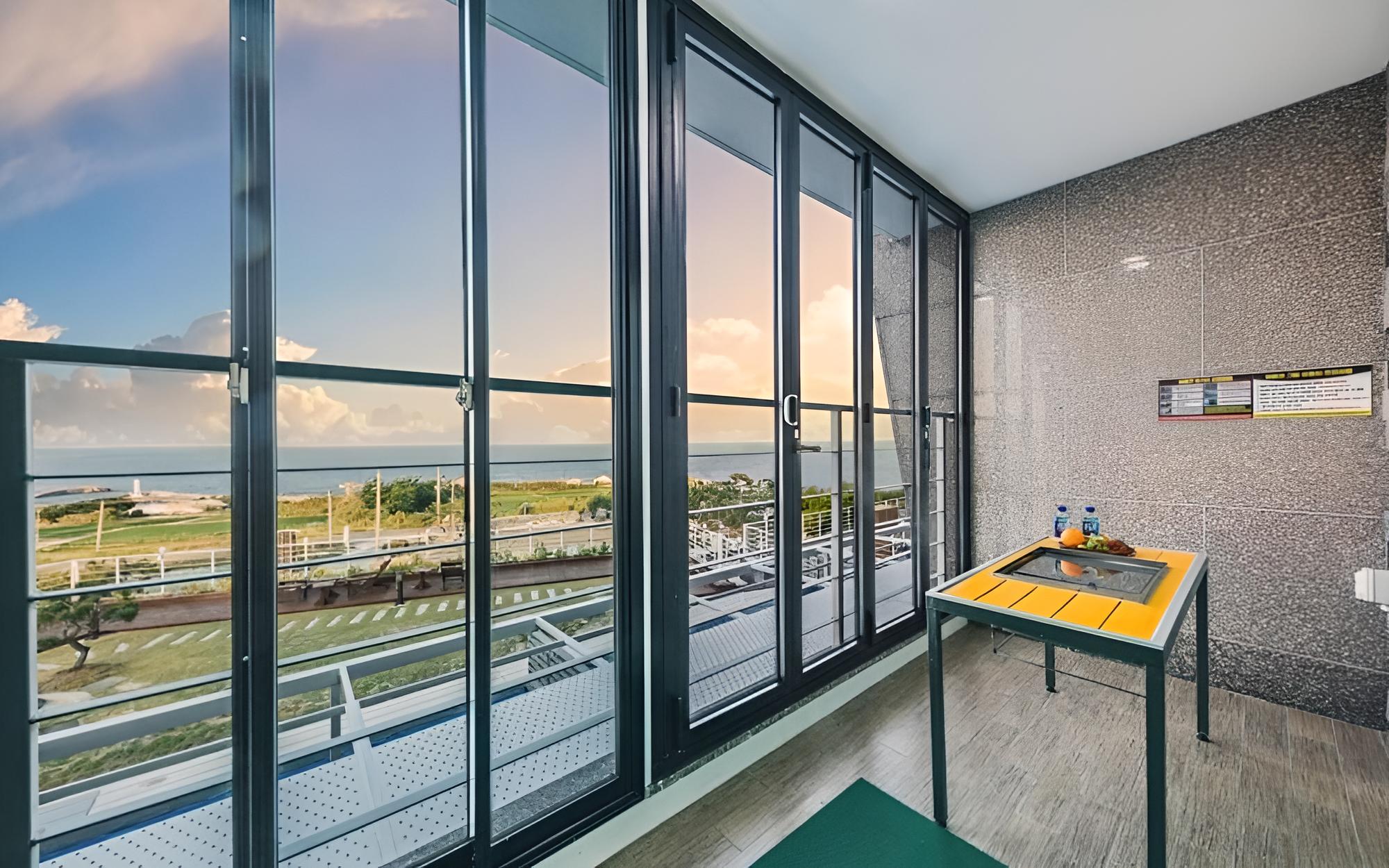 Room (Outdoor Pool Couple Room 204)