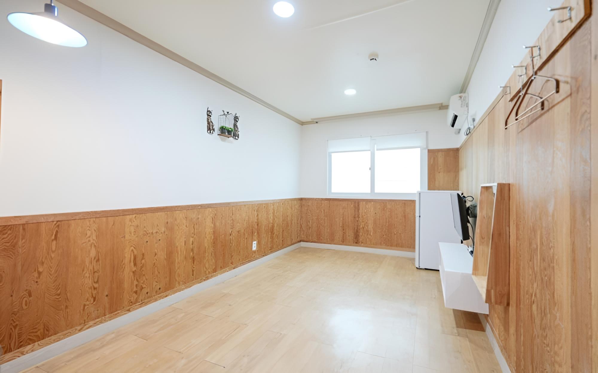 Room (Room 201 [Ondol Family Room])