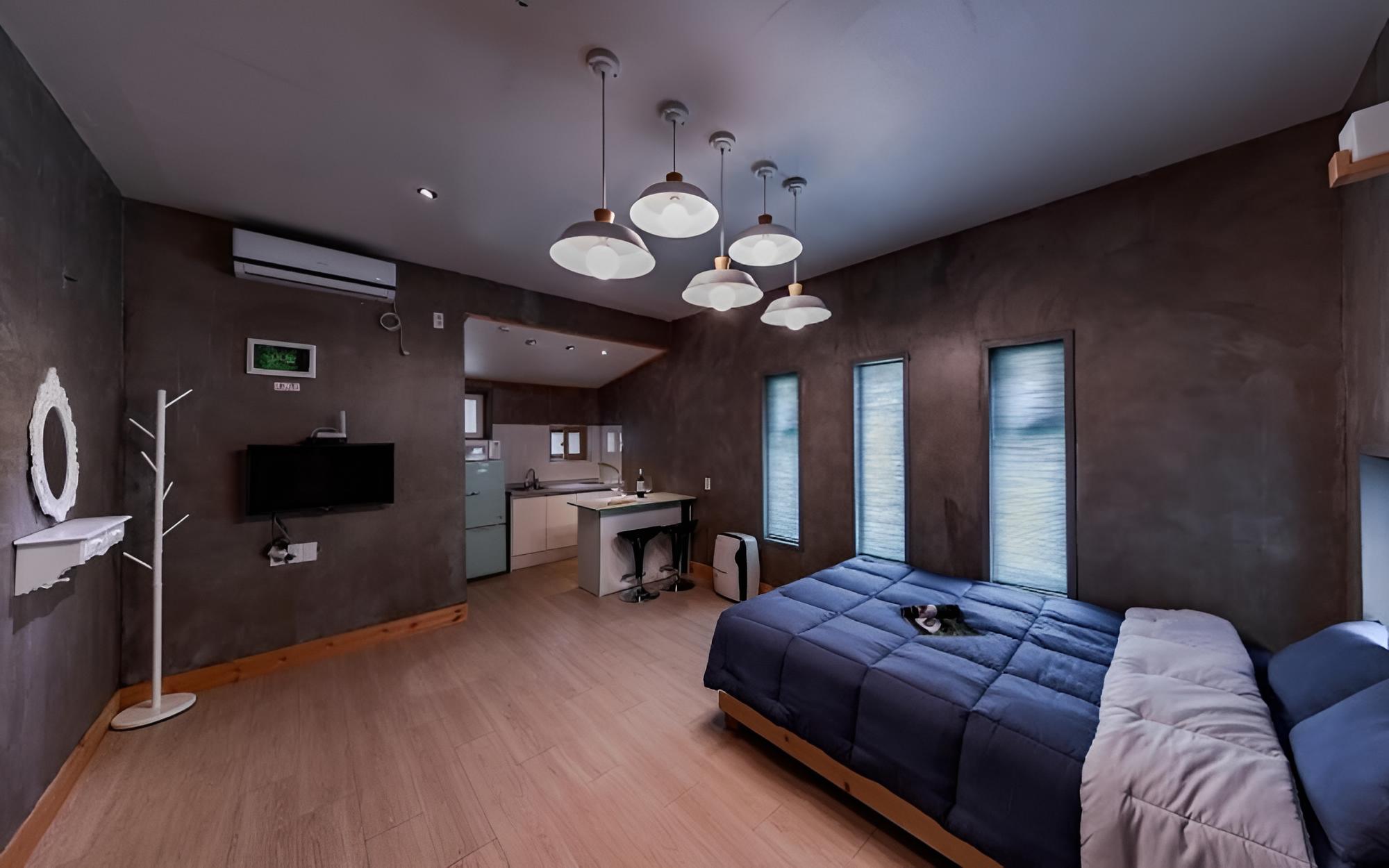 Room (L1)