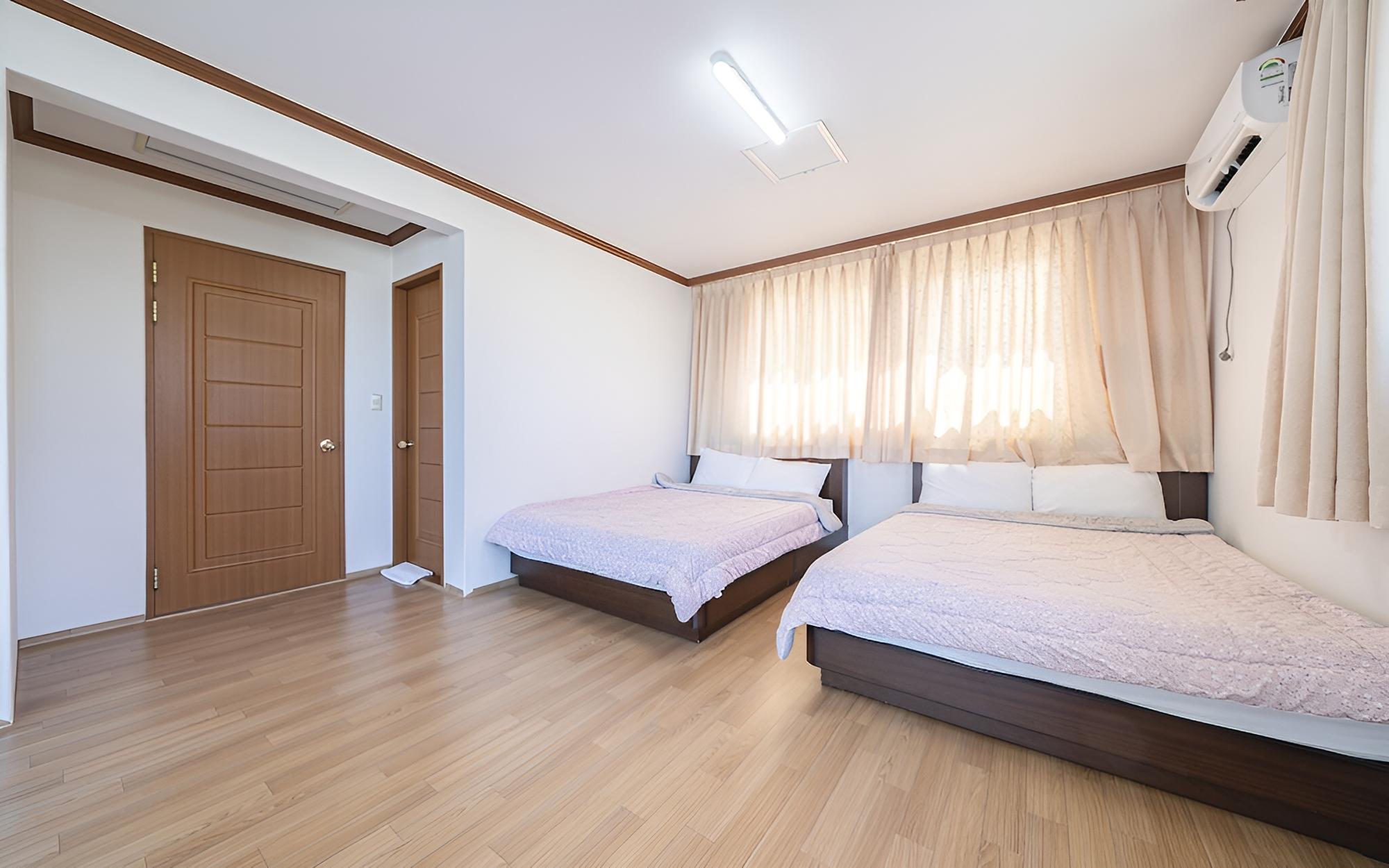 Room (Group Room (6 people + Ocean View)) - Photo 2
