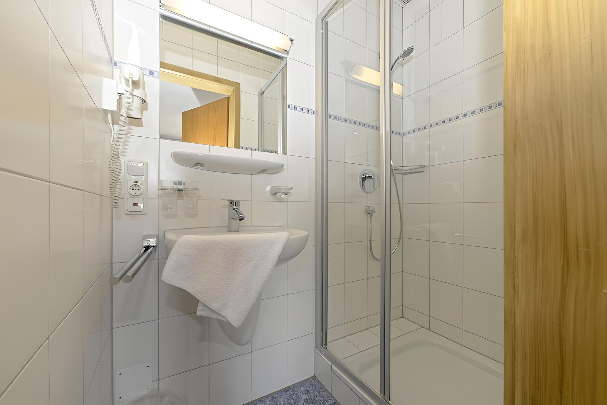 Basic Double Room photo 2