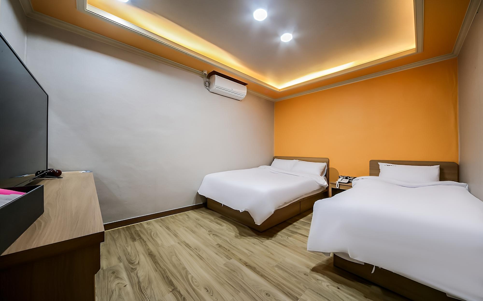 Room (Twin Room (Double Bed + Single Bed)) - Photo 2