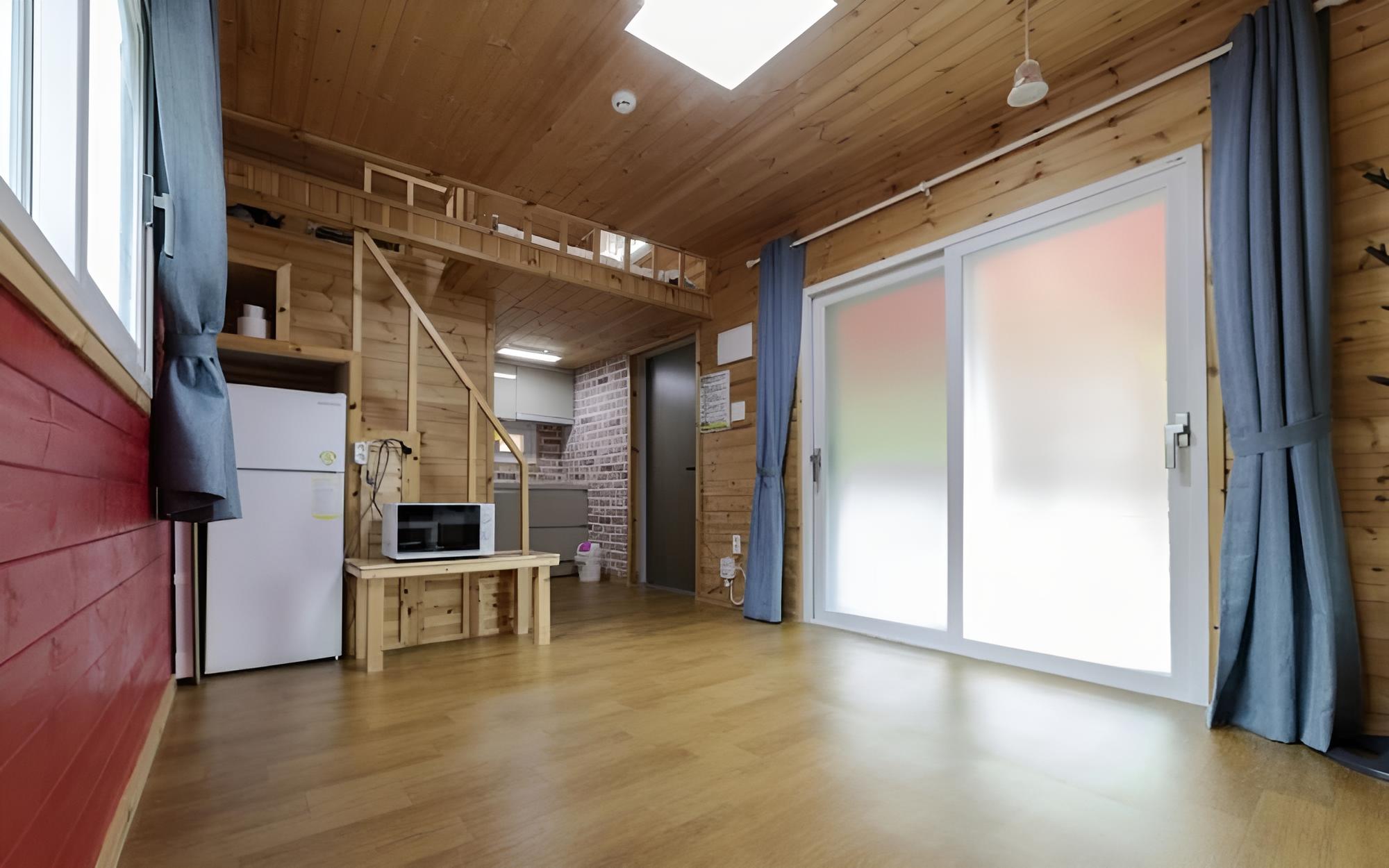 Room (Red (duplex))