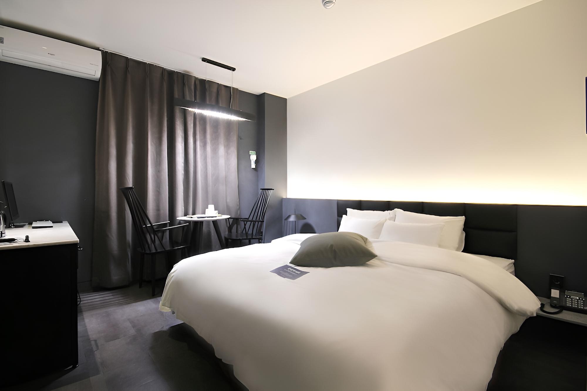 Room (Premium A (OTT King Bed)) - Photo 7