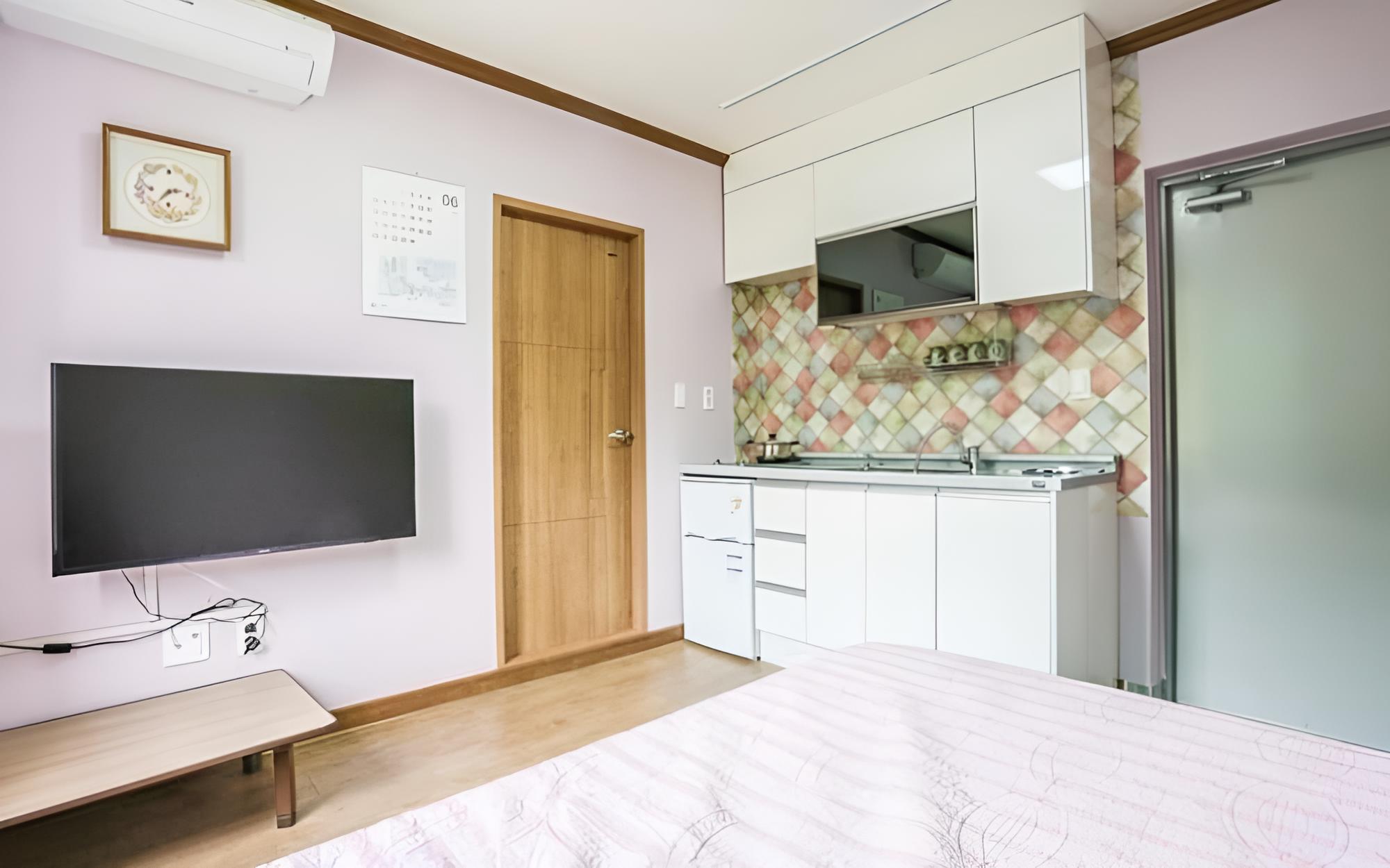 Room (Jungseonam Rock (No 202))