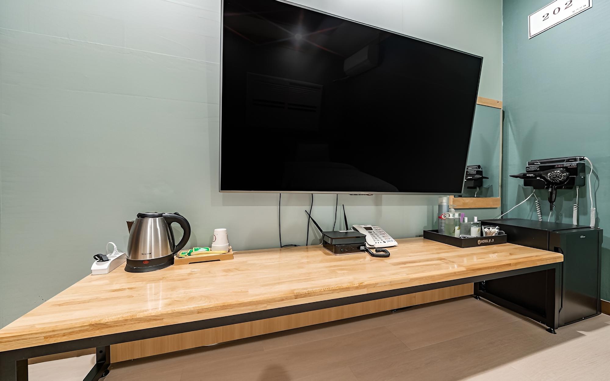 Room (Twin (single + single 65-inch TV Netf) photo 3
