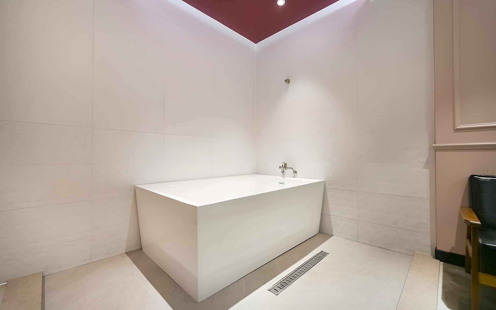Room (Suite-Drive-in (Netflix/Bathtub)) photo 3