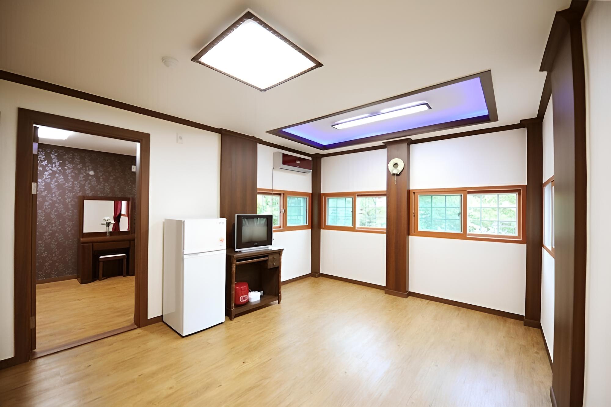 Room (Basil)