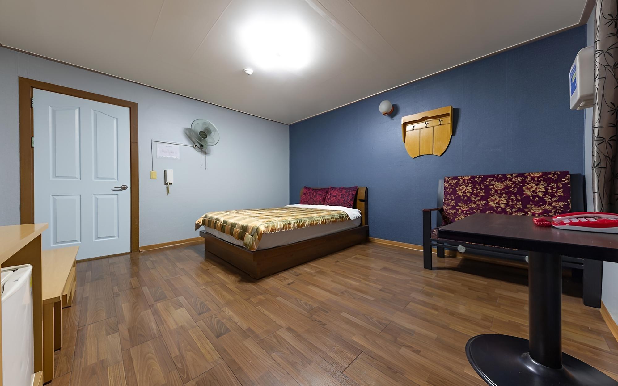 Room (Bed) - Photo 6