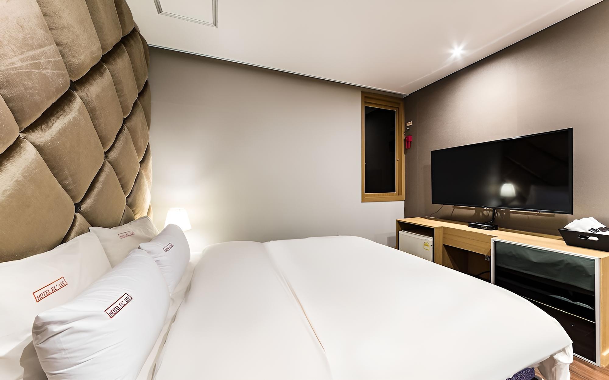 Room (Premium A (Netflix Capable + Spa)) photo 1