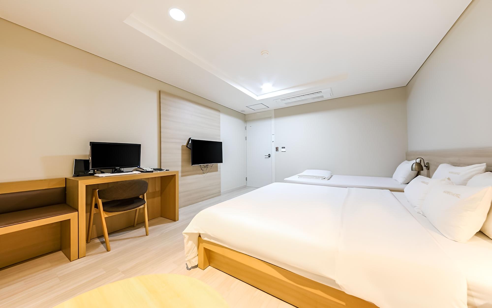 Room (Deluxe Twin) photo 3