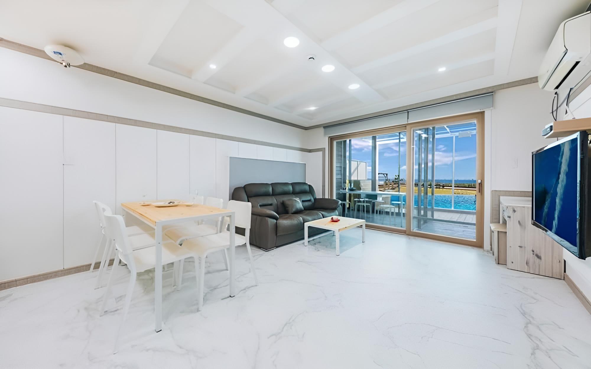 Room (101 Outdoor Pool Type A Family Room)
