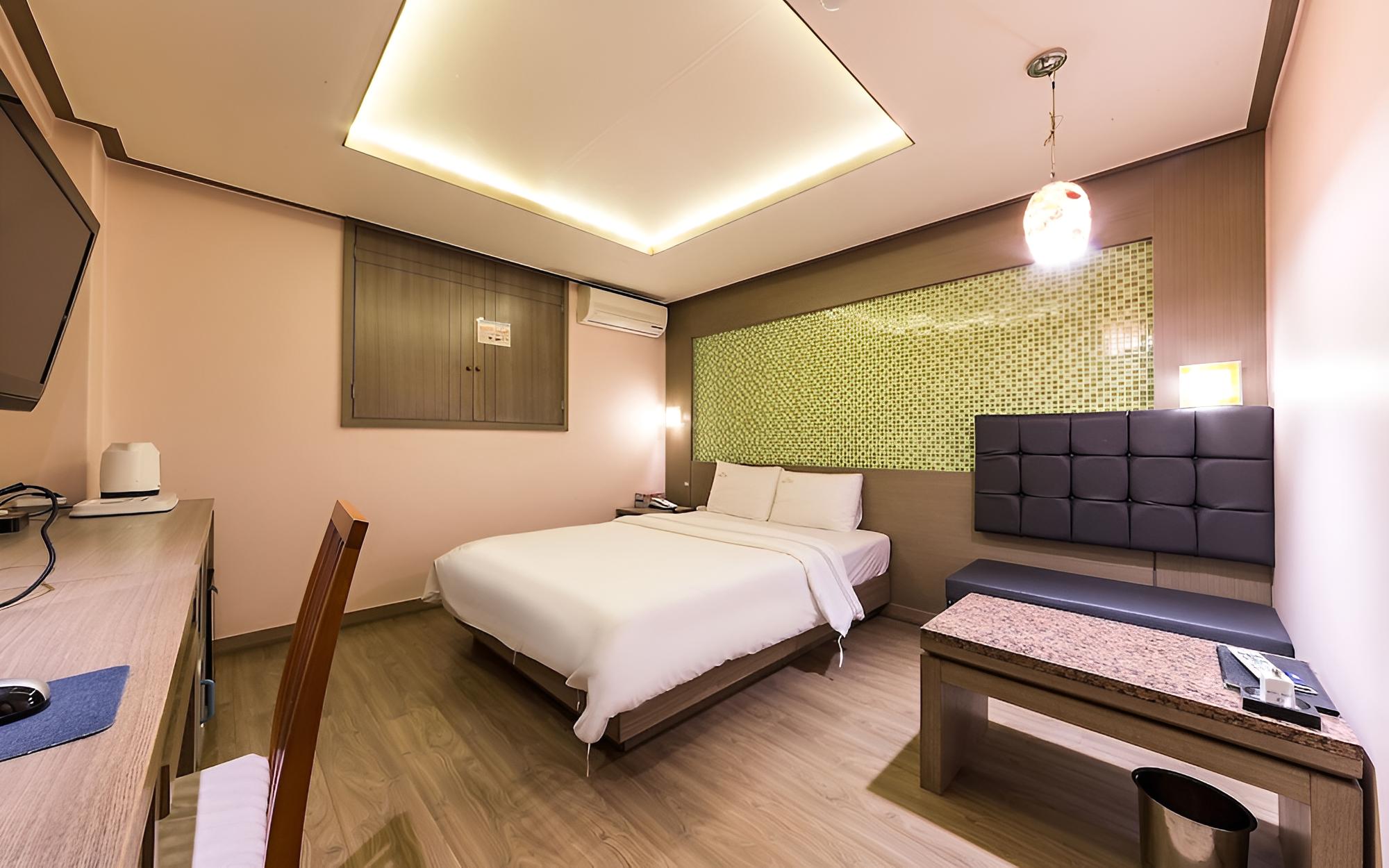 Room (Standard Room) - Photo 4
