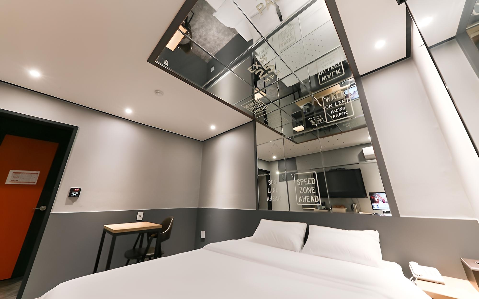 Room (Mirror room (You can watch Netflix)) photo 2