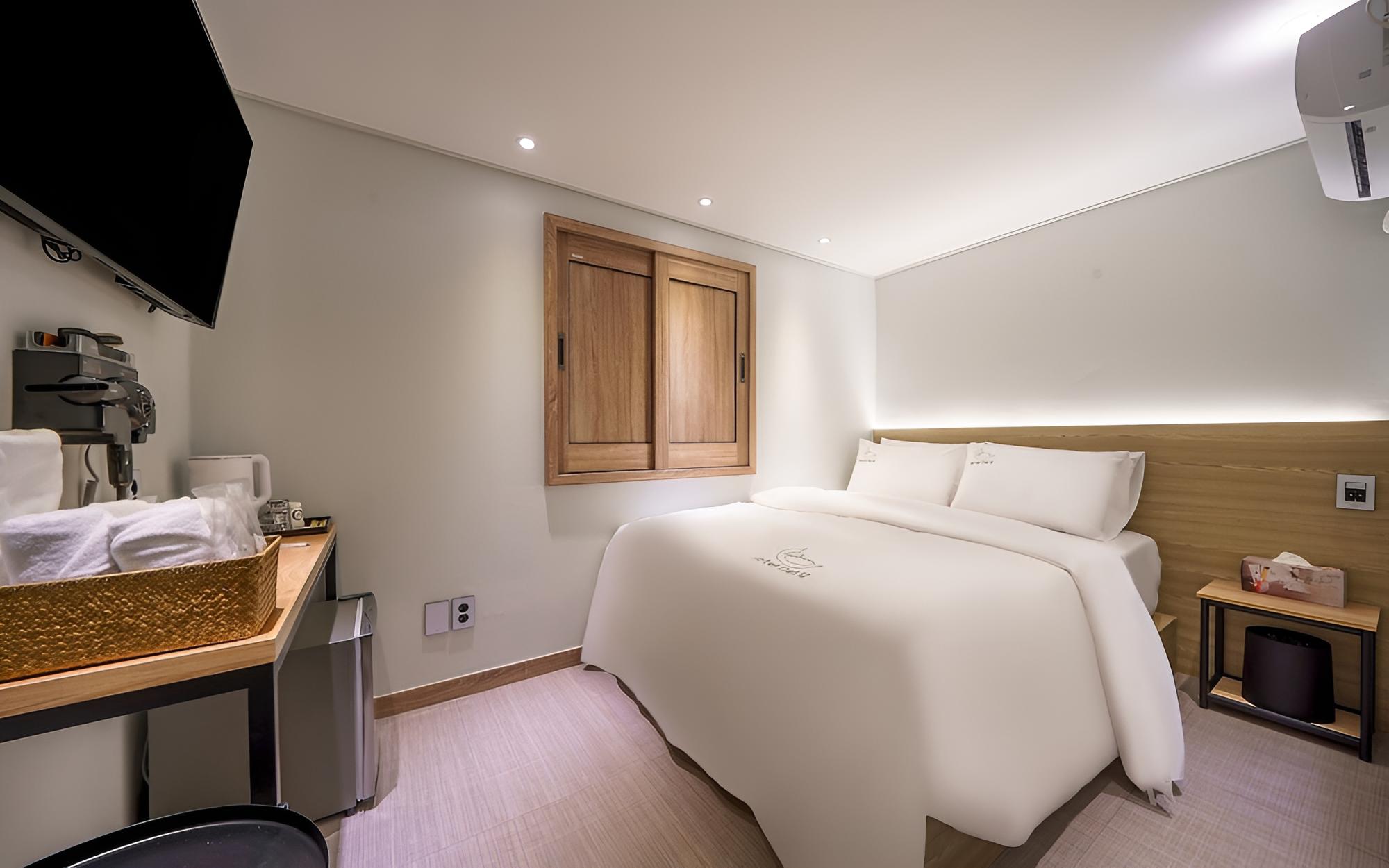 Room (Mini (Queen Bed Sleeping Duck)-No smo) photo 1