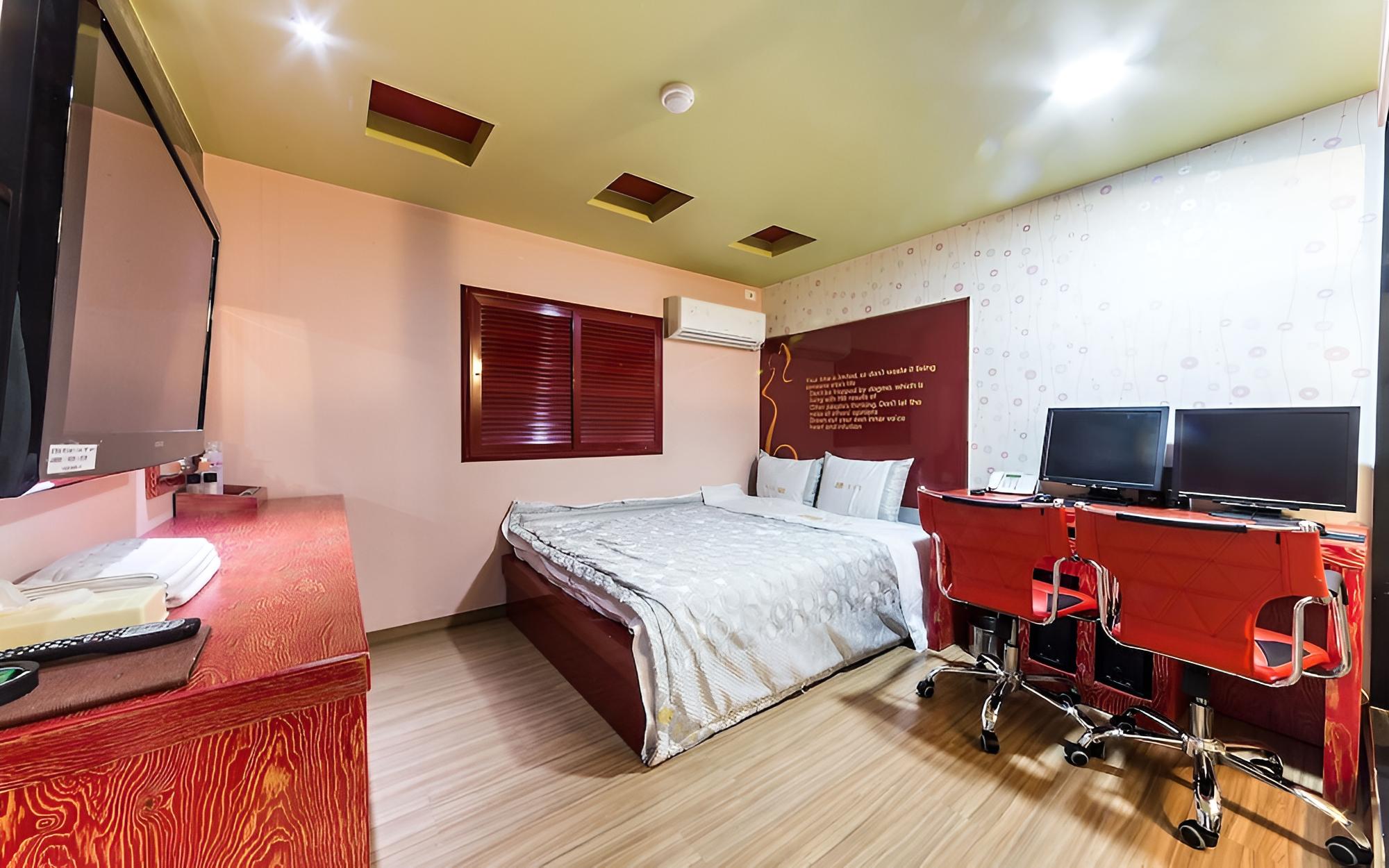 Room (Couple PC)