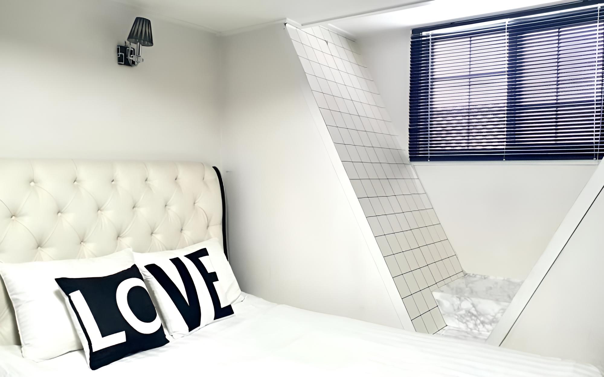 Room (Onyx)