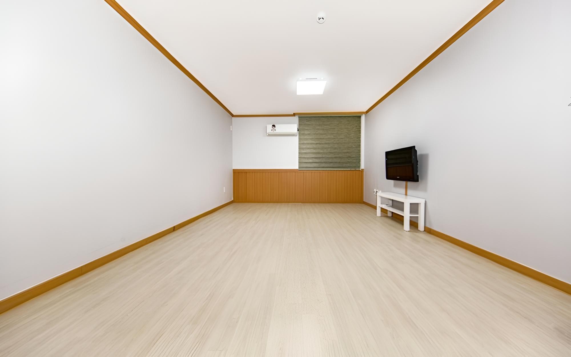 Room (Room 203 / Ondol)