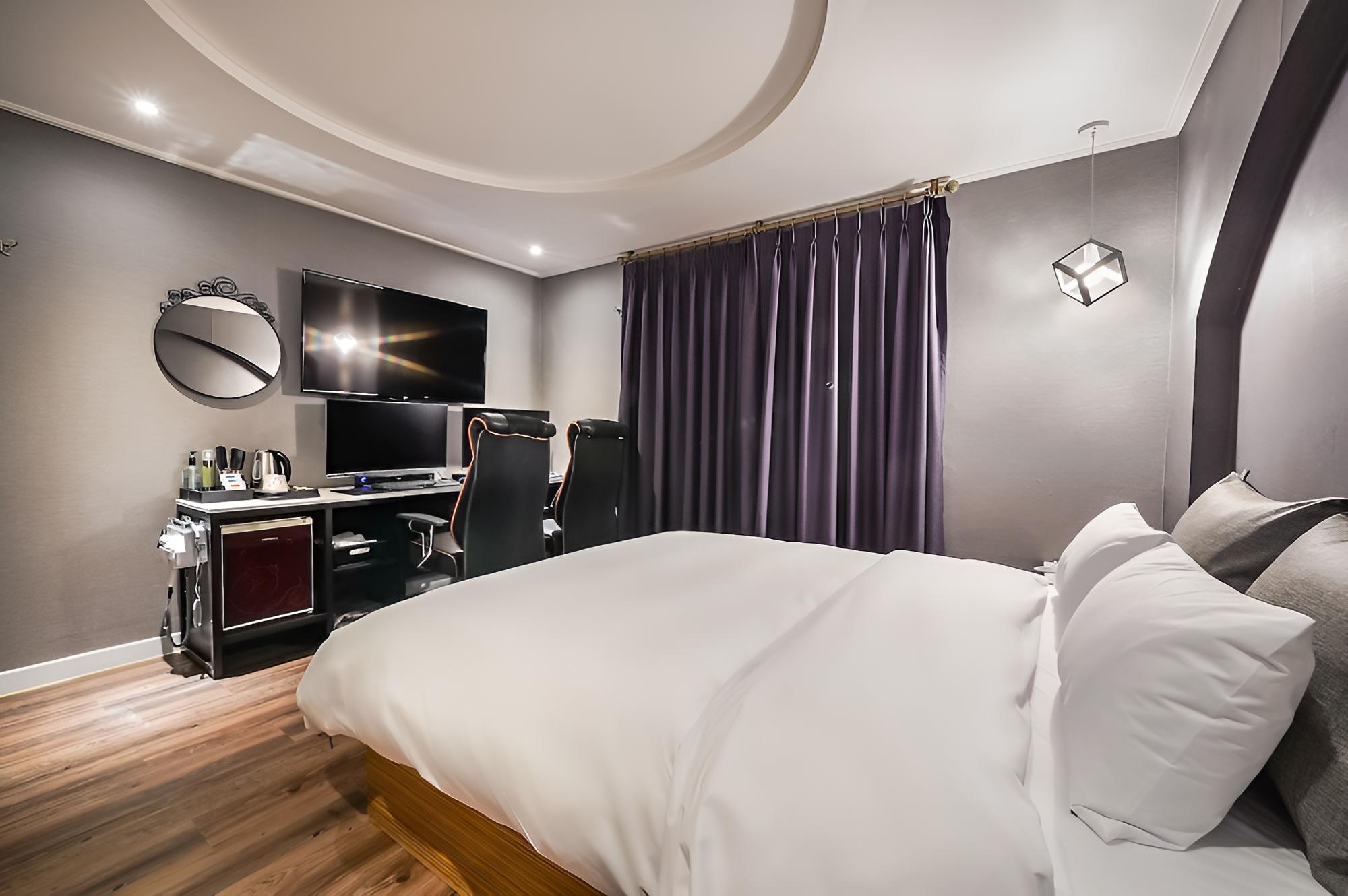Basic Studio, 1 Double Bed, City View
