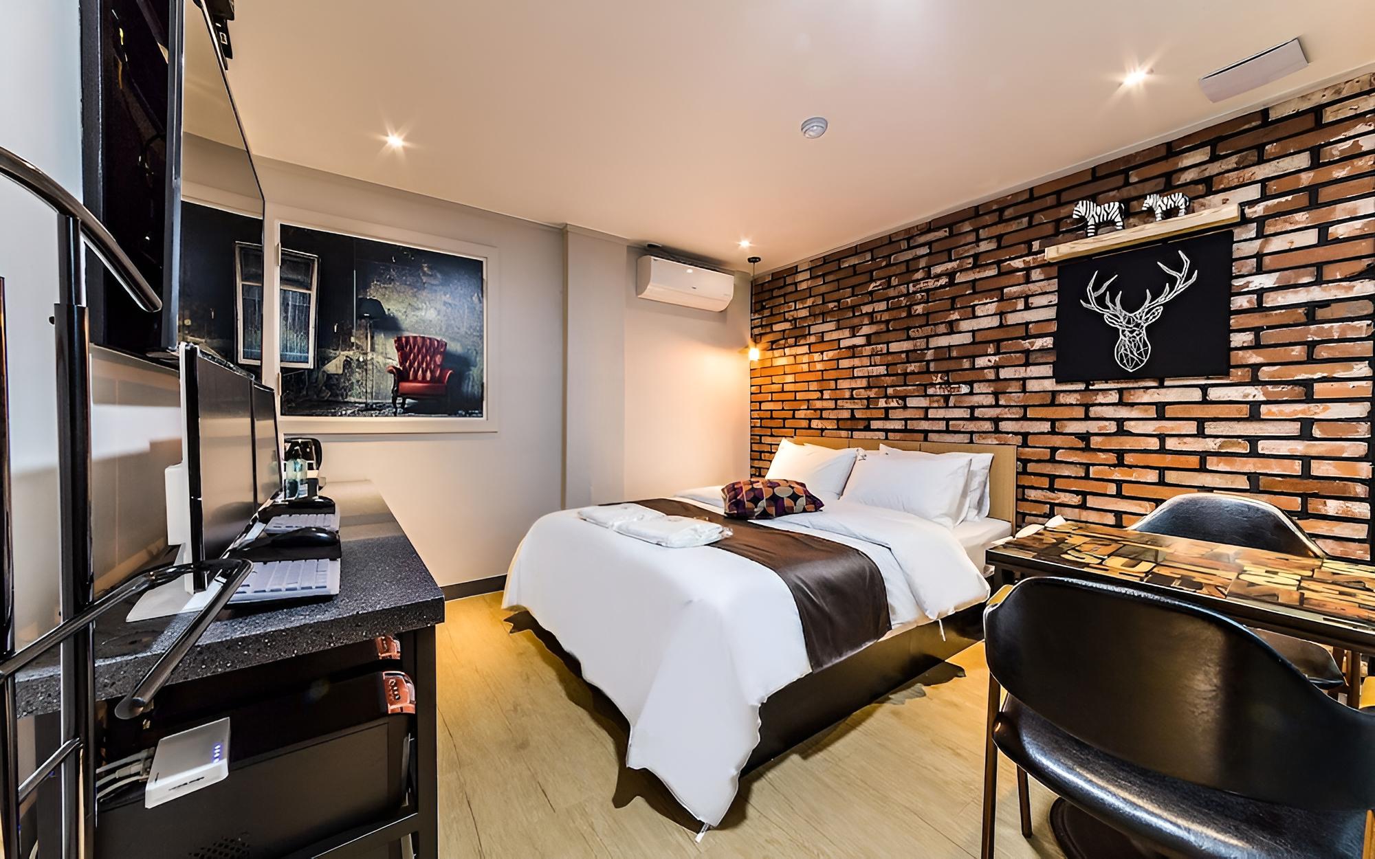 Room (Midnight Special Offer-Couple PC)
