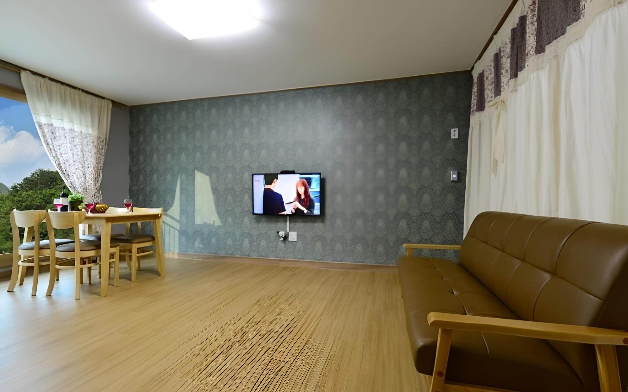 Room (Building A Moon (1F))