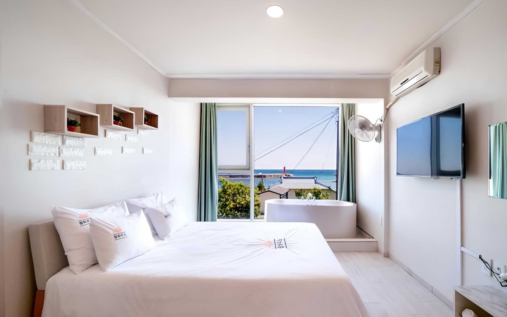 Room (206 Spa ocean view (Netflix bath salt)