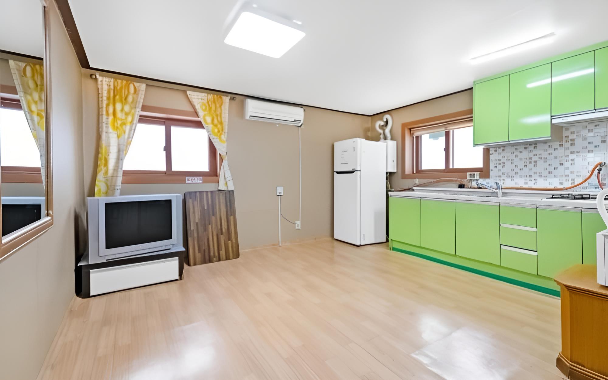 Room (Haedeulchae (Unshared House Karaoke P)