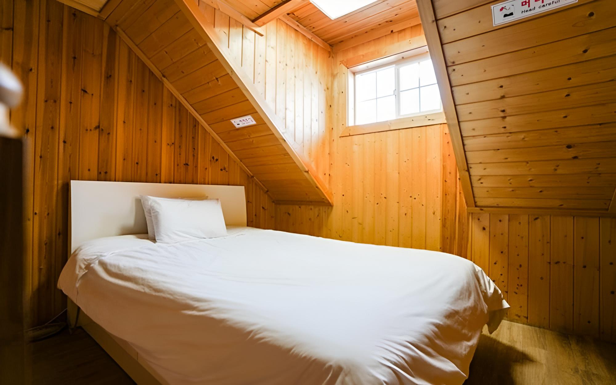 Room (Building B Room 201 (Duplex))