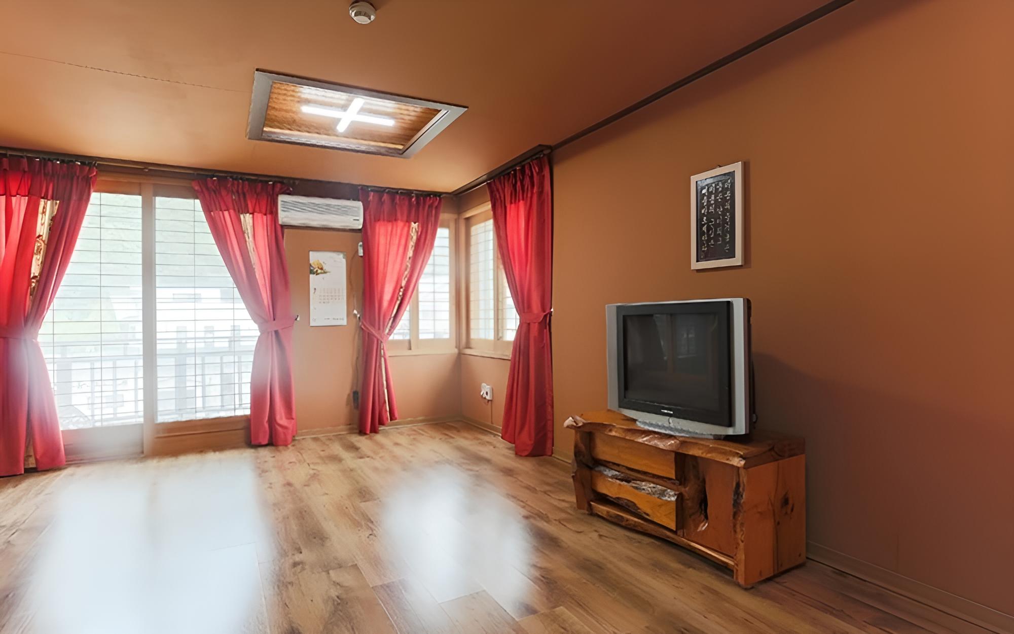 Room (Room 201)