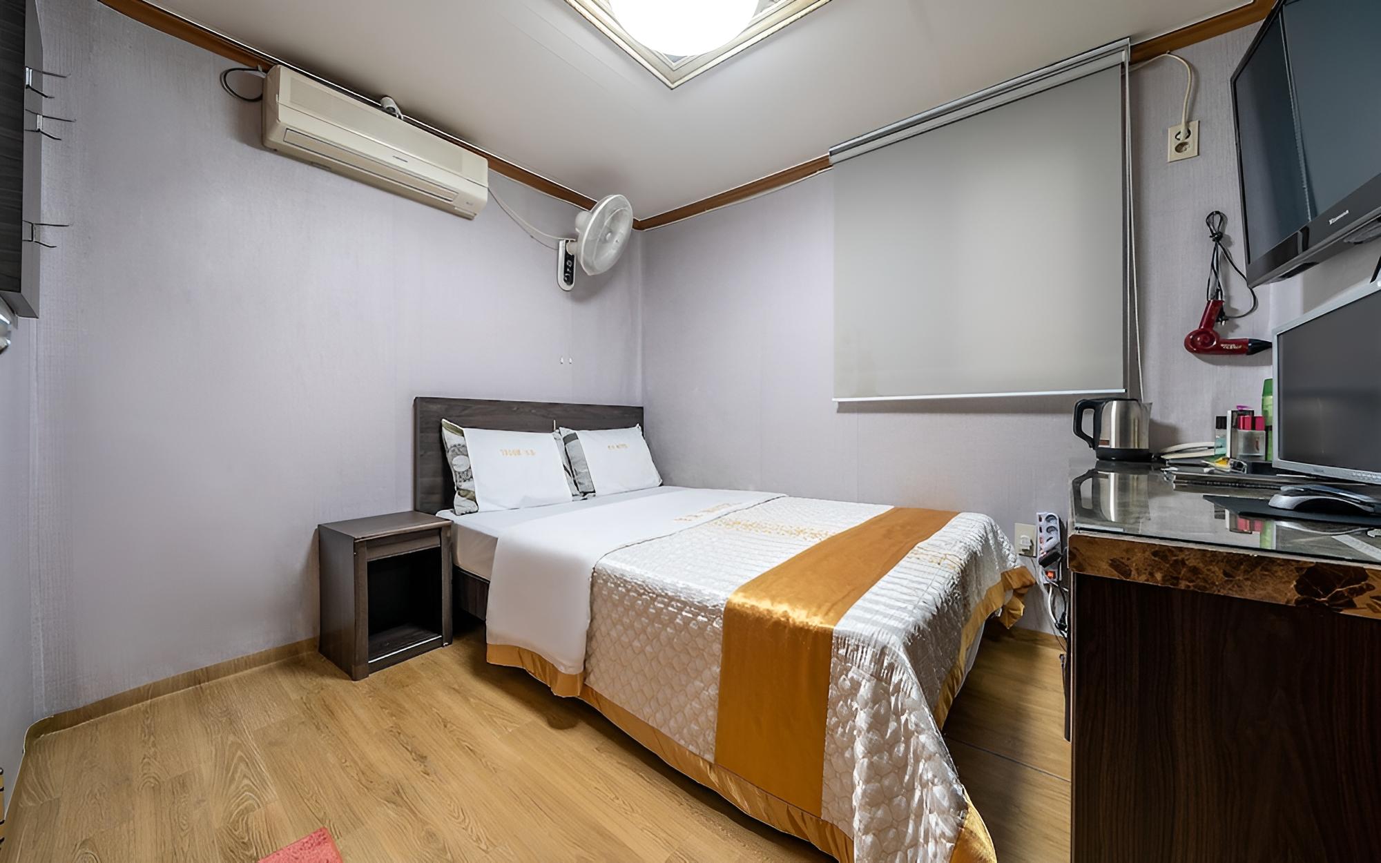 Room (Semi-private room (Parking available/)